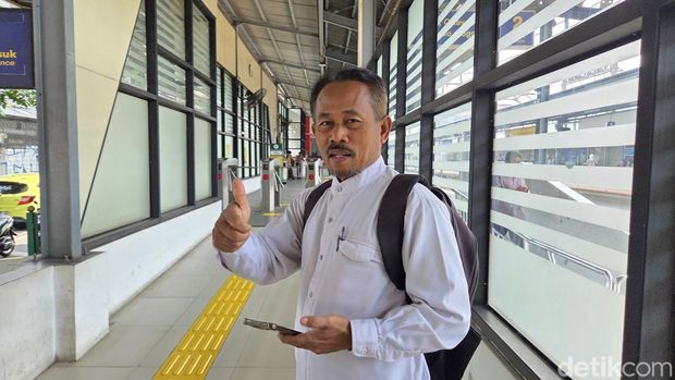 Tarif transportasi umum seperti TransJ, KRL, hingga LRT Jabodebek jadi Rp 8 saat HUT ke-81 RI 17 Agustus nanti. Warga menyambut senang. (Taufiq S/detikcom)