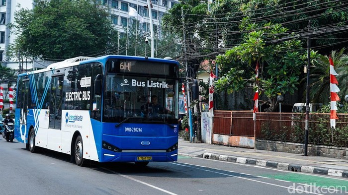 Tarif khusus transportasi umum Jakarta ditetapkan Rp8 saat HUT ke-81 RI. Semarak kemerdekaan juga mulai terasa dari dekorasi di sejumlah stasiun dan aksesori penumpang.