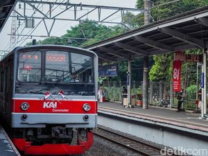 Viral KRL di Palmerah Diduga Dilempar Batu Bikin Penumpang Kaget
