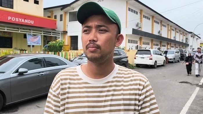 Teks foto: Abang korban saat diwawancarai di RS Bhayangkara Medan. (Foto: Istimewa)