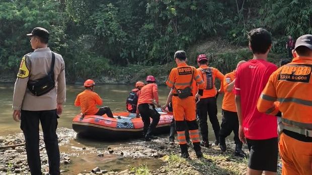 Tim SAR melakukan pencarian ASN Pemkot Bogor nan jatuh ke Sungai Cisadane dari atas jembatan, Jumat (14/8/2026).