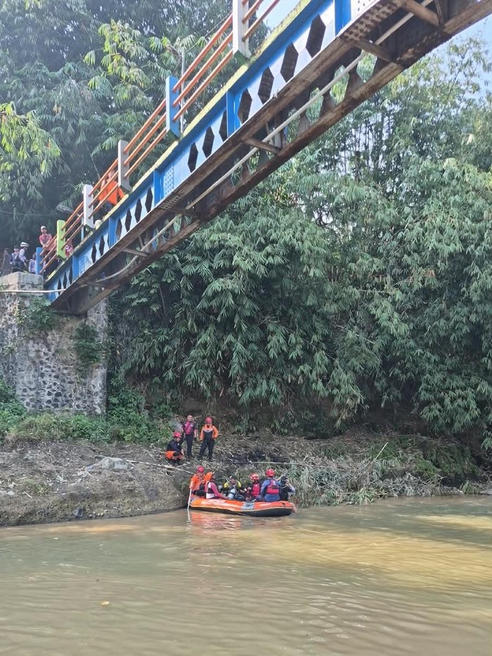 Tim SAR melakukan pencarian ASN Pemkot Bogor yang jatuh ke Sungai Cisadane dari atas jembatan, Jumat (14/8/2026).