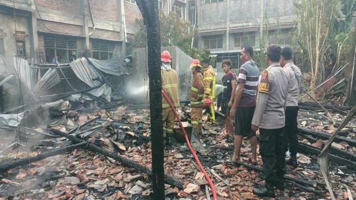 Rumah sekaligus toko sembako di Grobogan ludes terbakar, Jumat (14/8/2026).