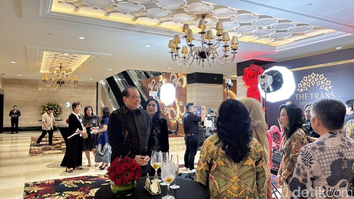 Chairman CT Corp, Chairul Tanjung didampingi istri, Anita Ratnasari Tanjung saat Grand Opening Trans Luxury Hotel Surabaya