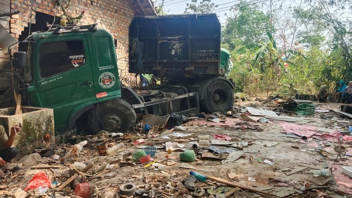 Truk trailer di OKU Timur tabrak rumah warga