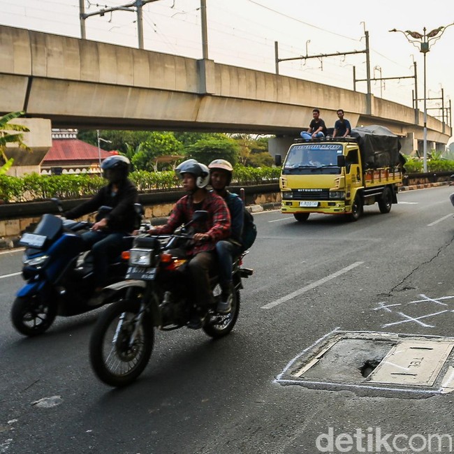 Tutup Manhole Rusak, Jalan Perbatasan Ciputat-Pondok Pinang Terancam Amblas