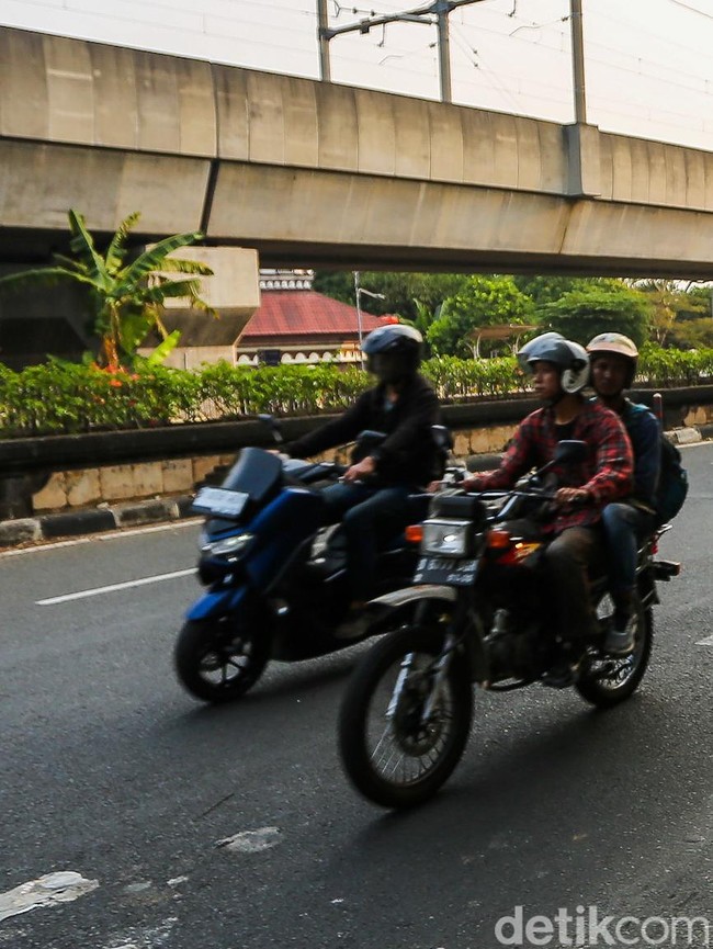 Tutup Manhole Rusak, Jalan Perbatasan Ciputat-Pondok Pinang Terancam Amblas