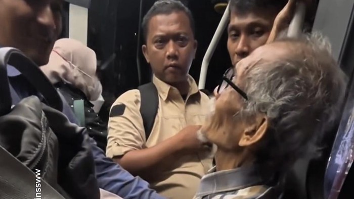 Viral lansia diduga demensia kebingungan di Halte TransJ.