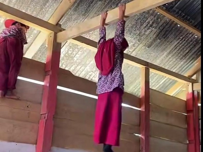 Viral sebuah video siswa SD di Sulawesi Selatan yang bergelantungan di kelas dengan bangunan berbahan kayu papan.