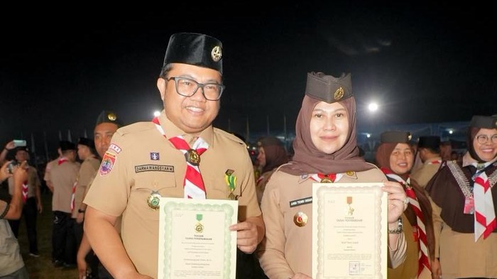 Wabup Gowa Darmawangsyah Muin dan Istri saat menerima lencana Kwarnas di Cibubur. Dokumen Istimewa