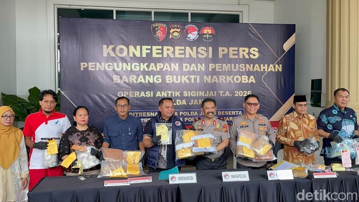Wakapolda Jambi Brigjen K. Yani dan jajaran memperlihatkan barang bukti narkotika hasil pengungkapan Operasi Antik Siginjai 2026
