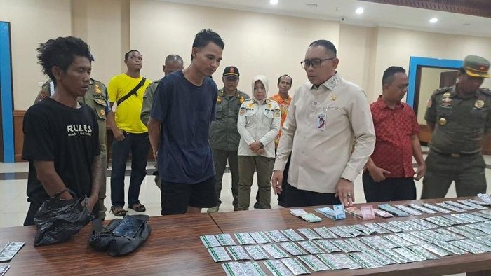 Wali Kota Jakarta Pusat Arifin (tiga kanan) dalam acara rilis penangkapan dua tersangka dan barang bukti obat ilegal di Tanah Abang, Jakarta Pusat, Kamis (13/8/2026). (ANTARA/HO-Pemkot Jakpus).
