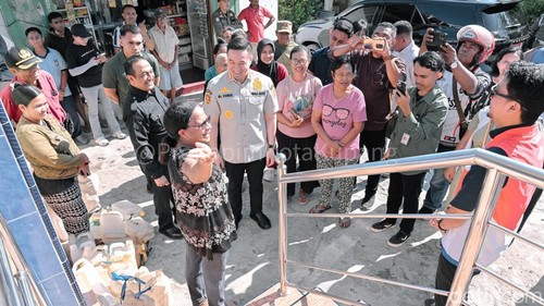 Wali Kota Kupang Christian Widodo saat sidak di pangkalan minyak tanah, Jumat (14/8/2026).