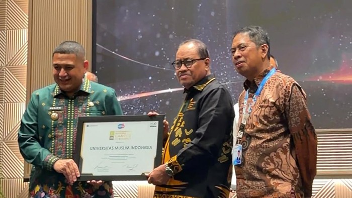 Wali Kota Makassar Munafri Arifuddin bersama Founder and Chairman MCorp Hermawan Kartajaya menyerahkan penghargaan kepada Rektor UMI Prof Hambali Thalib. Dokumen Istimewa