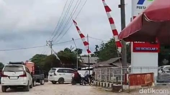 Antrean masih mengular di SPBU, baik di lajur Pertamax maupun Pertalite.