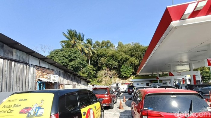 Antrean panjang pembelian BBM di SPBU Gunung Guntur, Kelurahan Balikpapan Tengah, Kota Balikpapan, Kalimantan Timur