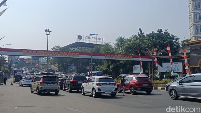 Arus lalu lintas menuju kawasan Puncak, Kabupaten Bogor mulai dipadati wisatawan pagi ini. Sistem satu arah atau one way mulai diterapkan pagi ini. (Rizky AM/detikcom)