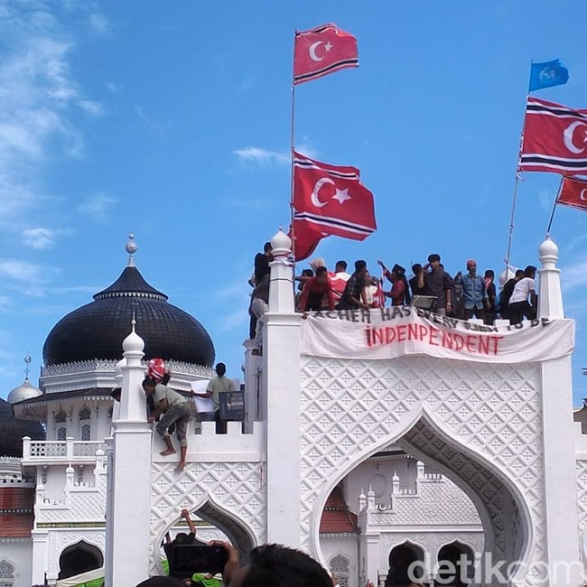 Potret Massa Zikir Akbar di Aceh Kibarkan Bendera Bulan Bintang