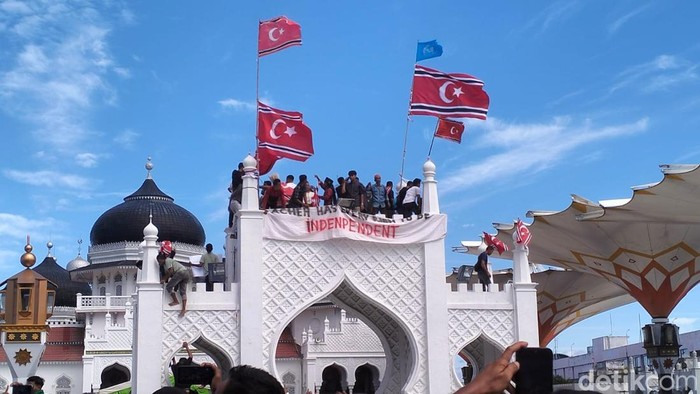 Massa doa tolak bala dan zikir akbar di Masjid Raya Baiturrahman Banda Aceh mengibarkan bendera bulan bintang dan bendera putih.