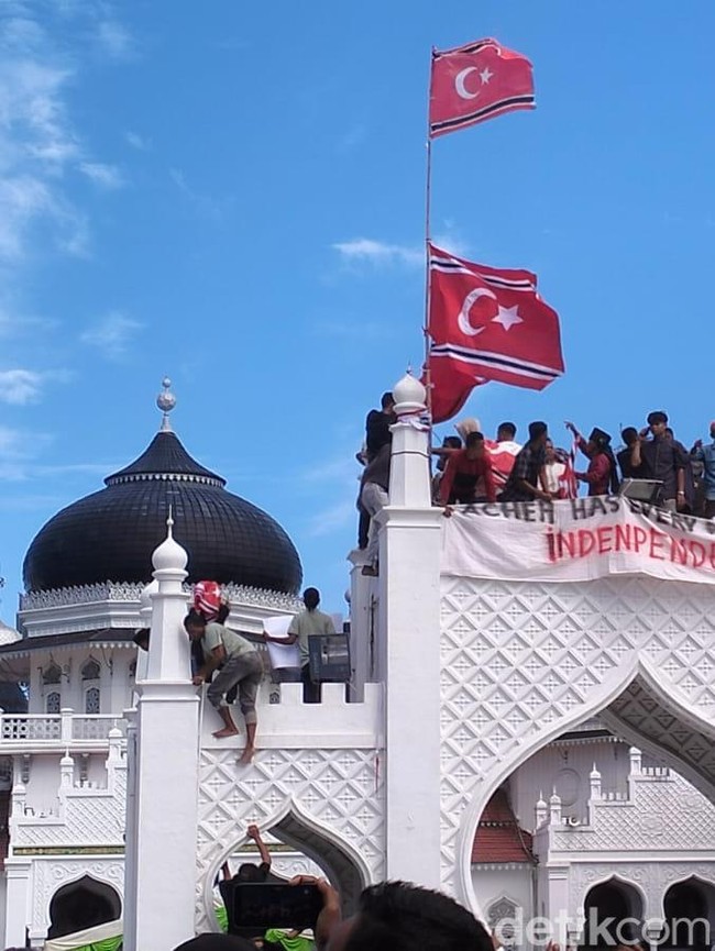 Potret Massa Zikir Akbar di Aceh Kibarkan Bendera Bulan Bintang