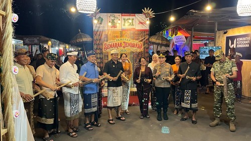 Bupati Jembrana I Made Kembang Hartawan saat pembukaan Pameran Semarak Jembrana 2026 serangkaian HUT Kota Negara diareaparkir Kantor Bupati Jembrana Jumat (14/8/2026). (Foto: Pemkab Jembrana)