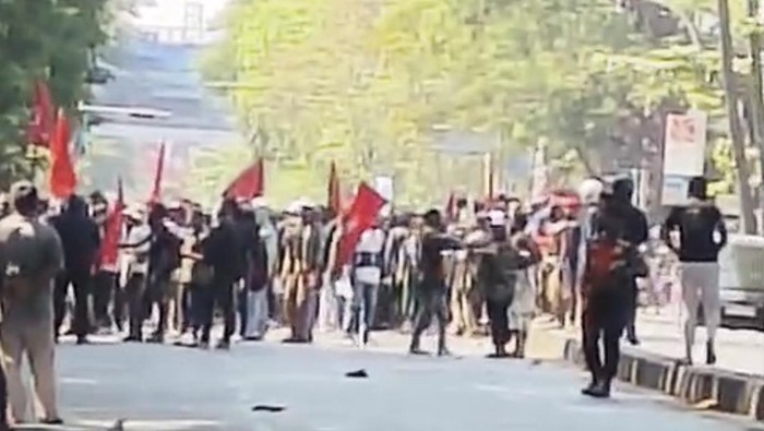 Demo mahasiswa Papua di Makassar diwarnai kericuhan saat diadang warga.