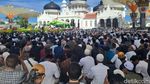 Potret Massa Zikir Akbar di Aceh Kibarkan Bendera Bulan Bintang