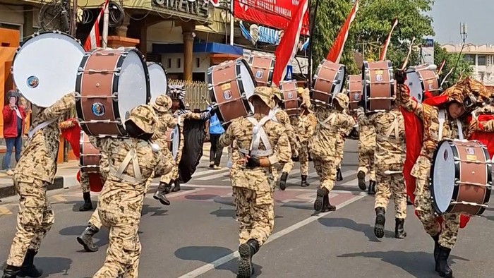 Drum Band Gemantara Dharma Praja dari SMAN 2 Taruna Pamong Praja Bojonegoro