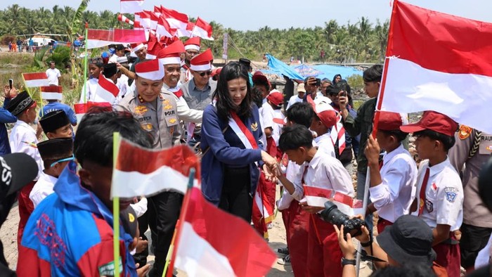 Ekspedisi Merah Putih Polda Riau membawa misi penyelamatan lingkungan di pesisir Indragiri Hilir dengan menanam mangrove, Sabtu (15/8/2026).