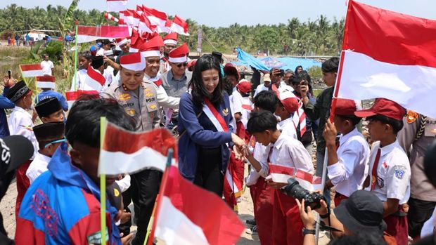 Ekspedisi Merah Putih Polda Riau membawa misi penyelamatan lingkungan di pesisir Indragiri Hilir. Ekspedisi Merah Putih Polda Riau membawa misi penyelamatan lingkungan di pesisir Indragiri Hilir dengan menanam mangrove, Sabtu (15/8/2026).