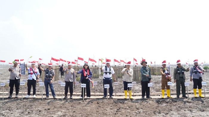 Ekspedisi Merah Putih Polda Riau membawa misi penyelamatan lingkungan di pesisir Indragiri Hilir dengan menanam mangrove, Sabtu (15/8/2026).