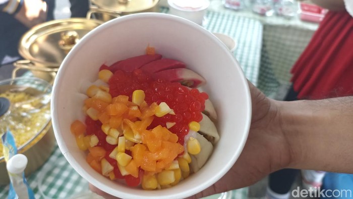 Es Pisang Merah Putih dijual pegadang di Kota Blitar spesial untuk menyambut kemerdekaan RI.