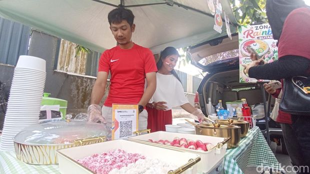 Es Pisang Merah Putih dijual pegadang di Kota Blitar spesial untuk menyambut kemerdekaan RI. Es Pisang Merah Putih dijual pegadang di Kota Blitar spesial untuk menyambut kemerdekaan RI.