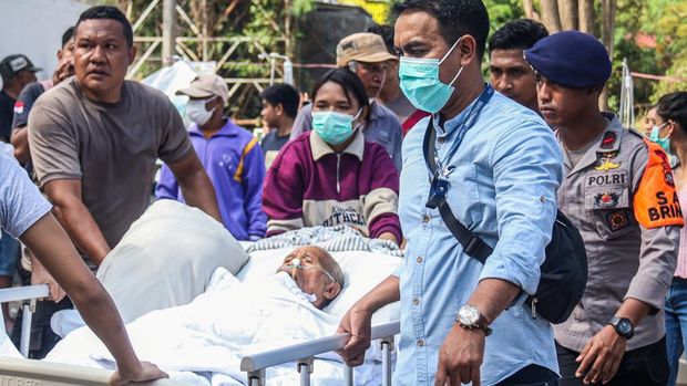 Sejumlah pasien dan wisatawan terdampak gempa dievakuasi di halaman RS Siloam Labuan Bajo, Manggarai Barat, NTT, Sabtu (15/8/2026). Pihak rumah sakit dibantu petugas kepolisian setempat mengevakuasi pasien setelah terjadi gempa bumi berkekuatan 6,2 magnitudo dengan kedalaman 10 km di 46 kilometer timur laut Labuan Bajo pada pada pukul 06.13 WITA. ANTARA FOTO/Gecio Viana/sth/nz