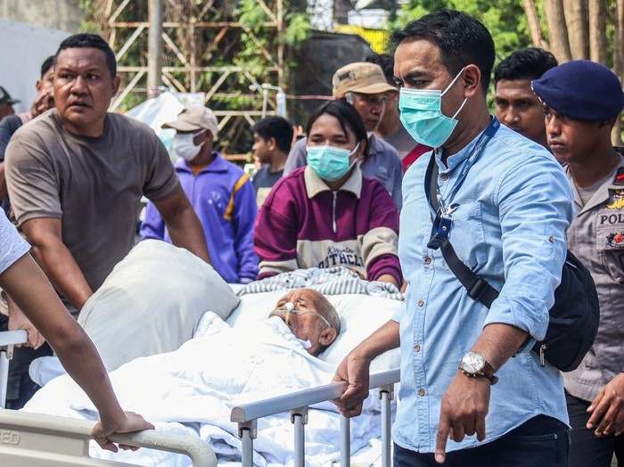 Sejumlah pasien dan wisatawan terdampak gempa dievakuasi di halaman RS Siloam Labuan Bajo, Manggarai Barat, NTT, Sabtu (15/8/2026). Pihak rumah sakit dibantu petugas kepolisian setempat mengevakuasi pasien setelah terjadi gempa bumi berkekuatan 6,2 magnitudo dengan kedalaman 10 km di 46 kilometer timur laut Labuan Bajo pada pada pukul 06.13 WITA. ANTARA FOTO/Gecio Viana/sth/nz