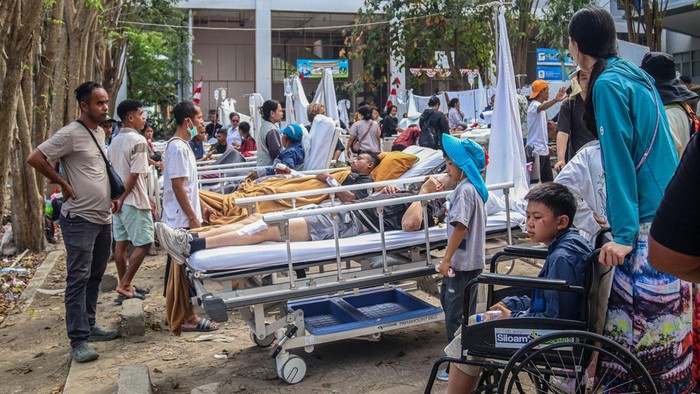 Sejumlah pasien dan wisatawan terdampak gempa dievakuasi di halaman RS Siloam Labuan Bajo, Manggarai Barat, NTT, Sabtu (15/8/2026). Pihak rumah sakit dibantu petugas kepolisian setempat mengevakuasi pasien setelah terjadi gempa bumi berkekuatan 6,2 m