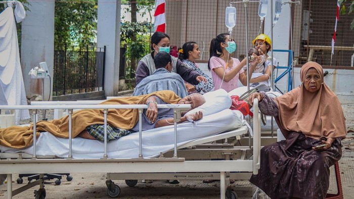 Sejumlah pasien dan wisatawan terdampak gempa dievakuasi di halaman RS Siloam Labuan Bajo, Manggarai Barat, NTT, Sabtu (15/8/2026). Pihak rumah sakit dibantu petugas kepolisian setempat mengevakuasi pasien setelah terjadi gempa bumi berkekuatan 6,2 m