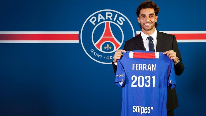 Ferran Torres telah resmi meninggalkan Barcelona. Dia hijrah ke Paris Saint-Germain untuk reuni dengan pelatih Luis Enrique.