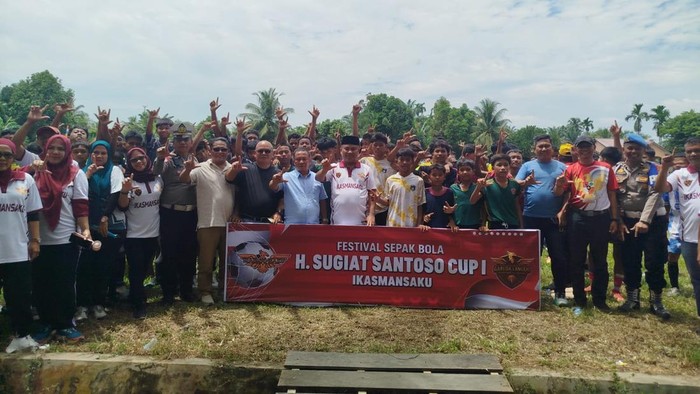 Ikatan Alumni SMA Negeri 1 Kuala (Ikasmansaku) menggelar Festival Sepakbola Sugiat Santoso Cup di Lapangan Sepak Bola Kecamatan Kuala, Kabupaten Langkat.