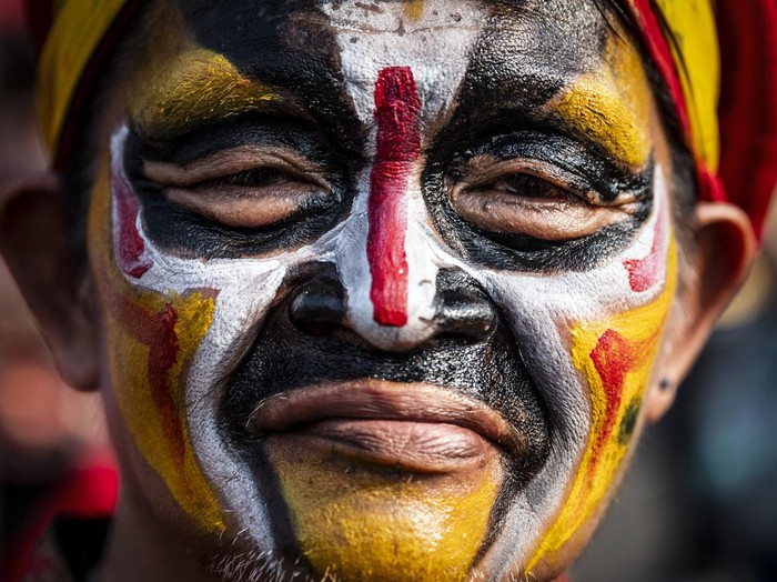 Peserta kirab berkostum Bhe Kun (pengawal kuda) mengikuti Festival Arak-arakan Cheng Ho 2026 di Klenteng Sam Poo Kong, Semarang, Jawa Tengah, Sabtu (15/8/2026). Kirab budaya peringatan 621 tahun kedatangan Laksamana Cheng Ho atau yang dalam tradisi lokal dikenal sebagai Yang Suci Sam Poo Tay Djien tersebut diselenggarakan setahun sekali sebagai agenda tahunan Kota Semarang dengan rute dari Klenteng Tay Kak Sie menuju Klenteng Sam Poo Kong dan menjadi upaya untuk merawat warisan budaya yang telah diakui Kementerian Kebudayaan sebagai Warisan Budaya Takbenda (WBTb) sekaligus menjadi sarana promosi wisata budaya Jawa Tengah. ANTARA FOTO/Aprillio Akbar/nz