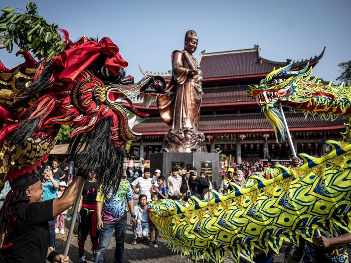 Peserta kirab berkostum Bhe Kun (pengawal kuda) mengikuti Festival Arak-arakan Cheng Ho 2026 di Klenteng Sam Poo Kong, Semarang, Jawa Tengah, Sabtu (15/8/2026). Kirab budaya peringatan 621 tahun kedatangan Laksamana Cheng Ho atau yang dalam tradisi lokal dikenal sebagai Yang Suci Sam Poo Tay Djien tersebut diselenggarakan setahun sekali sebagai agenda tahunan Kota Semarang dengan rute dari Klenteng Tay Kak Sie menuju Klenteng Sam Poo Kong dan menjadi upaya untuk merawat warisan budaya yang telah diakui Kementerian Kebudayaan sebagai Warisan Budaya Takbenda (WBTb) sekaligus menjadi sarana promosi wisata budaya Jawa Tengah. ANTARA FOTO/Aprillio Akbar/nz