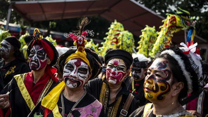 Peserta kirab berkostum Bhe Kun (pengawal kuda) mengikuti Festival Arak-arakan Cheng Ho 2026 di Klenteng Sam Poo Kong, Semarang, Jawa Tengah, Sabtu (15/8/2026). Kirab budaya peringatan 621 tahun kedatangan Laksamana Cheng Ho atau yang dalam tradisi lokal dikenal sebagai Yang Suci Sam Poo Tay Djien tersebut diselenggarakan setahun sekali sebagai agenda tahunan Kota Semarang dengan rute dari Klenteng Tay Kak Sie menuju Klenteng Sam Poo Kong dan menjadi upaya untuk merawat warisan budaya yang telah diakui Kementerian Kebudayaan sebagai Warisan Budaya Takbenda (WBTb) sekaligus menjadi sarana promosi wisata budaya Jawa Tengah. ANTARA FOTO/Aprillio Akbar/nz