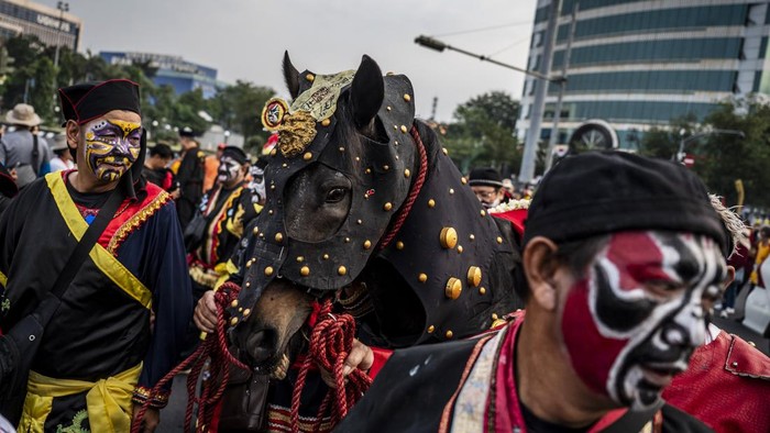 Peserta kirab berkostum Bhe Kun (pengawal kuda) mengikuti Festival Arak-arakan Cheng Ho 2026 di Klenteng Sam Poo Kong, Semarang, Jawa Tengah, Sabtu (15/8/2026). Kirab budaya peringatan 621 tahun kedatangan Laksamana Cheng Ho atau yang dalam tradisi lokal dikenal sebagai Yang Suci Sam Poo Tay Djien tersebut diselenggarakan setahun sekali sebagai agenda tahunan Kota Semarang dengan rute dari Klenteng Tay Kak Sie menuju Klenteng Sam Poo Kong dan menjadi upaya untuk merawat warisan budaya yang telah diakui Kementerian Kebudayaan sebagai Warisan Budaya Takbenda (WBTb) sekaligus menjadi sarana promosi wisata budaya Jawa Tengah. ANTARA FOTO/Aprillio Akbar/nz