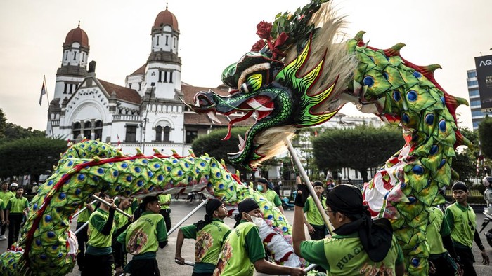 Peserta kirab berkostum Bhe Kun (pengawal kuda) mengikuti Festival Arak-arakan Cheng Ho 2026 di Klenteng Sam Poo Kong, Semarang, Jawa Tengah, Sabtu (15/8/2026). Kirab budaya peringatan 621 tahun kedatangan Laksamana Cheng Ho atau yang dalam tradisi lokal dikenal sebagai Yang Suci Sam Poo Tay Djien tersebut diselenggarakan setahun sekali sebagai agenda tahunan Kota Semarang dengan rute dari Klenteng Tay Kak Sie menuju Klenteng Sam Poo Kong dan menjadi upaya untuk merawat warisan budaya yang telah diakui Kementerian Kebudayaan sebagai Warisan Budaya Takbenda (WBTb) sekaligus menjadi sarana promosi wisata budaya Jawa Tengah. ANTARA FOTO/Aprillio Akbar/nz