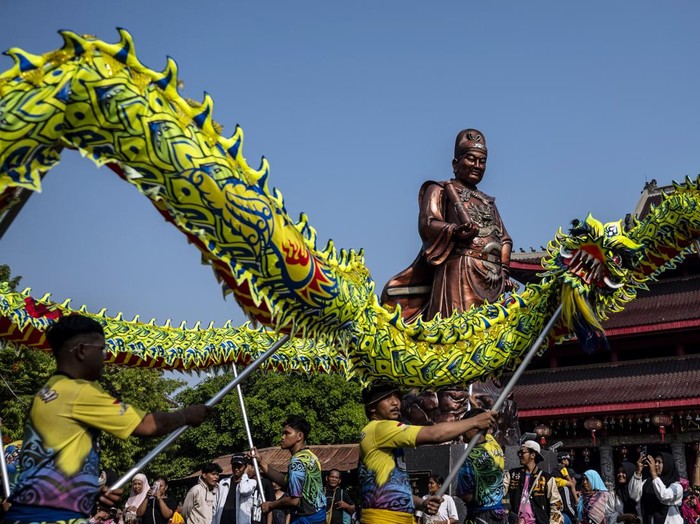Peserta kirab berkostum Bhe Kun (pengawal kuda) mengikuti Festival Arak-arakan Cheng Ho 2026 di Klenteng Sam Poo Kong, Semarang, Jawa Tengah, Sabtu (15/8/2026). Kirab budaya peringatan 621 tahun kedatangan Laksamana Cheng Ho atau yang dalam tradisi lokal dikenal sebagai Yang Suci Sam Poo Tay Djien tersebut diselenggarakan setahun sekali sebagai agenda tahunan Kota Semarang dengan rute dari Klenteng Tay Kak Sie menuju Klenteng Sam Poo Kong dan menjadi upaya untuk merawat warisan budaya yang telah diakui Kementerian Kebudayaan sebagai Warisan Budaya Takbenda (WBTb) sekaligus menjadi sarana promosi wisata budaya Jawa Tengah. ANTARA FOTO/Aprillio Akbar/nz