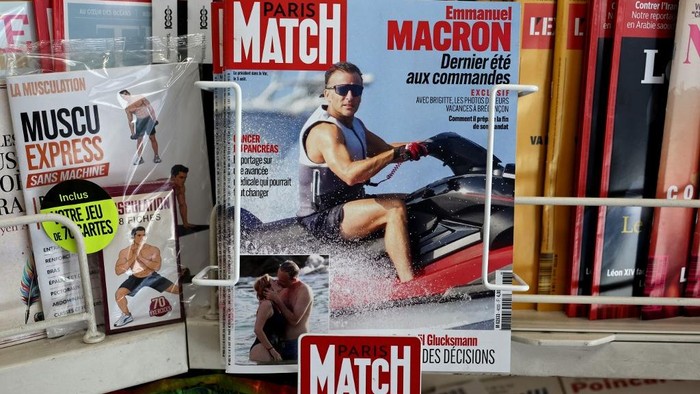 Foto sampul majalah Paris Match menampilkan Presiden Prancis Emmanuel Macron sedang naik jet ski saat liburan di Riviera (AFP/SIMON WOHLFAHRT)