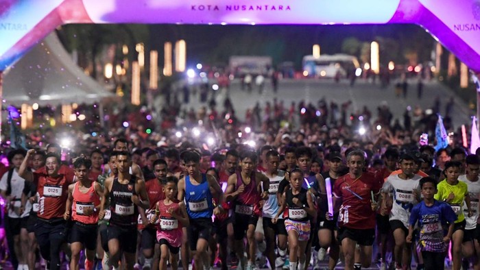 Peserta membawa bendera Merah Putih saat mengikuti  Merdeka Night Run di Ibu Kota Nusantara (IKN), Penajam Paser Utara, Kalimantan Timur, Sabtu (15/8/2026). Otorita IKN menyelenggarakan Merdeka Night Run yang diikuti sekitar 3000 peserta sebagai rangkaian perayaan HUT ke-81 Kemerdekaan RI sekaligus sebagai upaya memperkuat interaksi sosial di Nusantara. ANTARA FOTO/Angga Palguna/wpa.