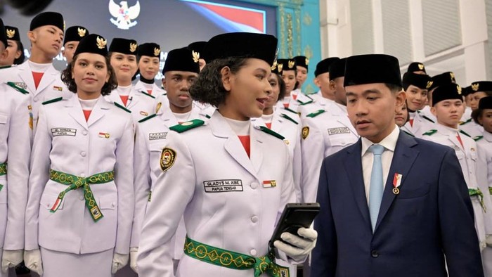 Gladys Manuella Aibekob, Paskibraka asal Papua Tengah video call orang tuanya didampingi Wapres Gibran, Sabtu (15/8/2026).