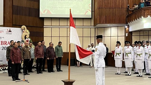 Gubernur Bali, Wayan Koster, mengukuhkan Paskibraka Provinsi Bali di di Gedung Wiswa Sabha Utama Kantor Gubernur Bali, Denpasar, Sabtu (15/8/2026). (Rizki Setyo/detikBali)