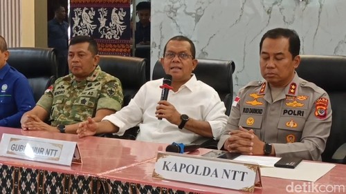 Gubernur NTT Melki Laka Lena bersama Kapolda NTT Irjen Rudi Darmoko dan Forkimpimda NTT saat menyampaikan keterangan pers terkait dampak gempa Nagekeo, Sabtu (15/8/2026). (Foto: Yufengki Bria/detikBali)